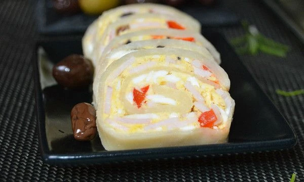 СЫРНЫЙ РУЛЕТ #закуска 
@domashnie_receptiki

Ингредиенты:
 Сыр - 300 гр.
 Куриное яйцо - 2 шт.
 Слив