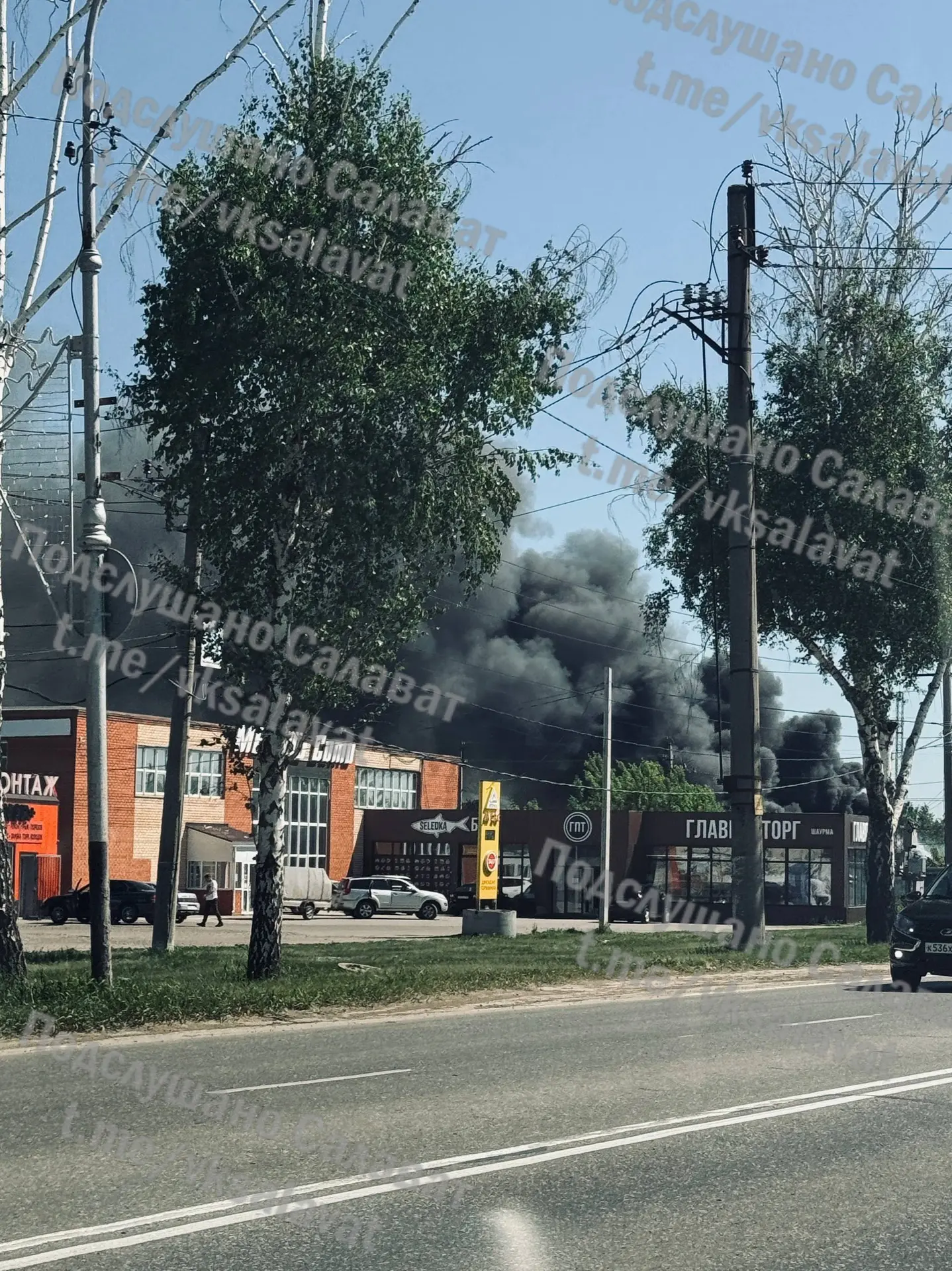 В Салавате пожар на Первомайской в гаражном кооперативе. Пожарные тушат.  Подписаться на Подслушано 