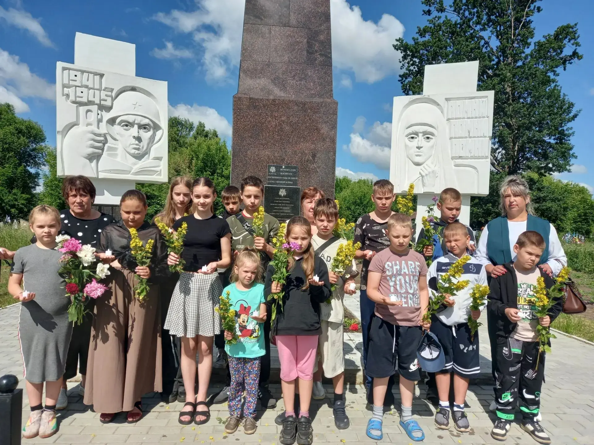 " Их подвиг жив в наших сердцах»

22 июня 1941 года — дата, которая расколола историю нашей страны н