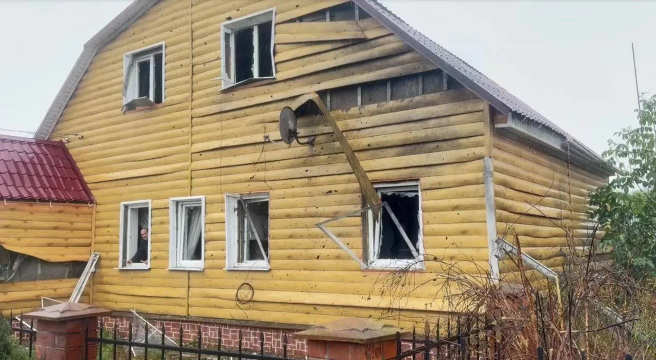 ‼️Страшные кадры последствий ночной атаки БПЛА на Курск. В результате удара повреждения...