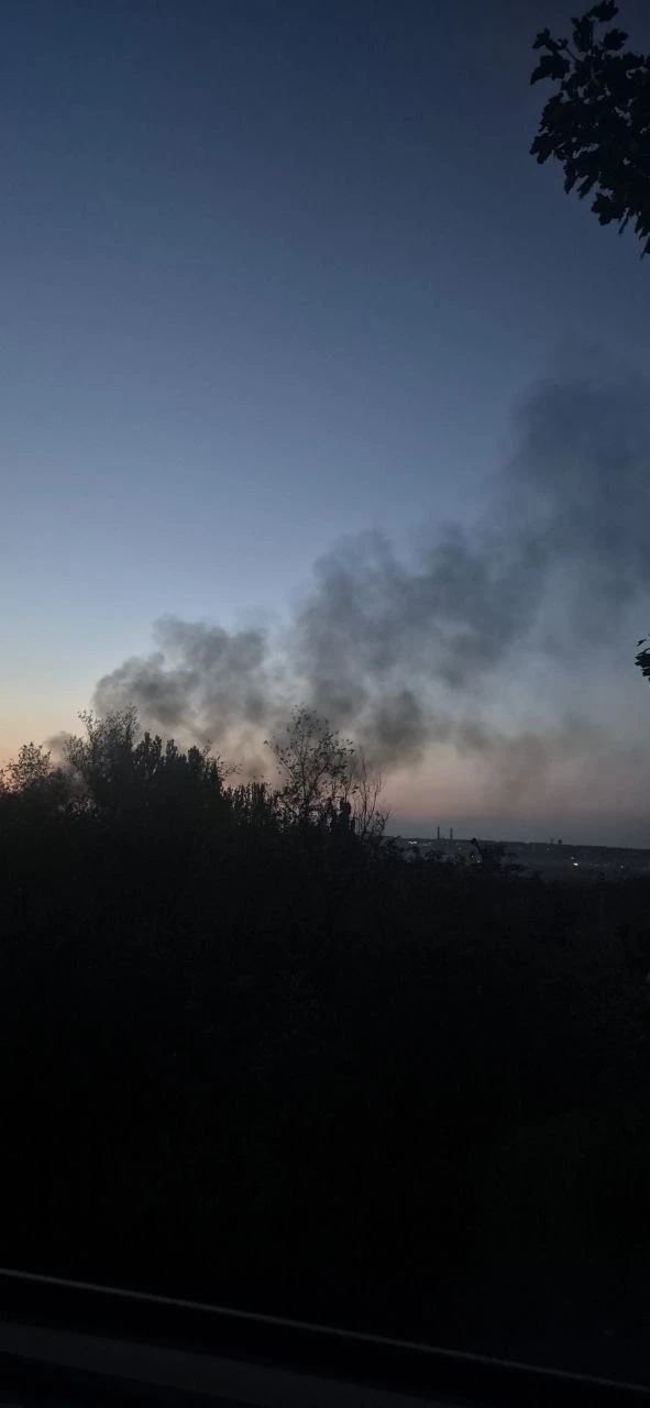 Жители района Химик жалуются на сильный запах дыма. Вероятно, горит мусорный полигон.