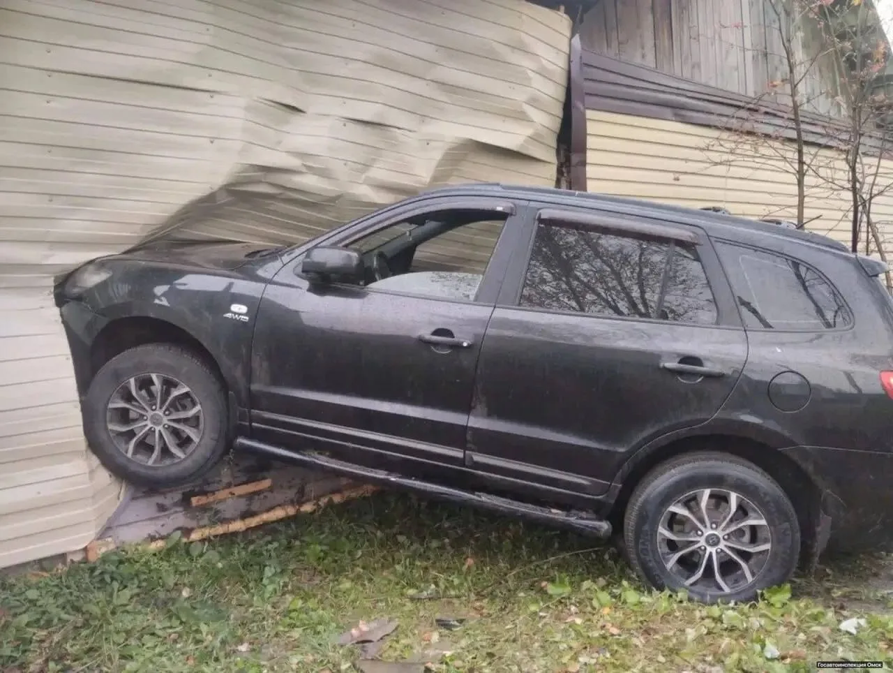 🚘 Пьяный водитель врезался в жилой дом в Таре