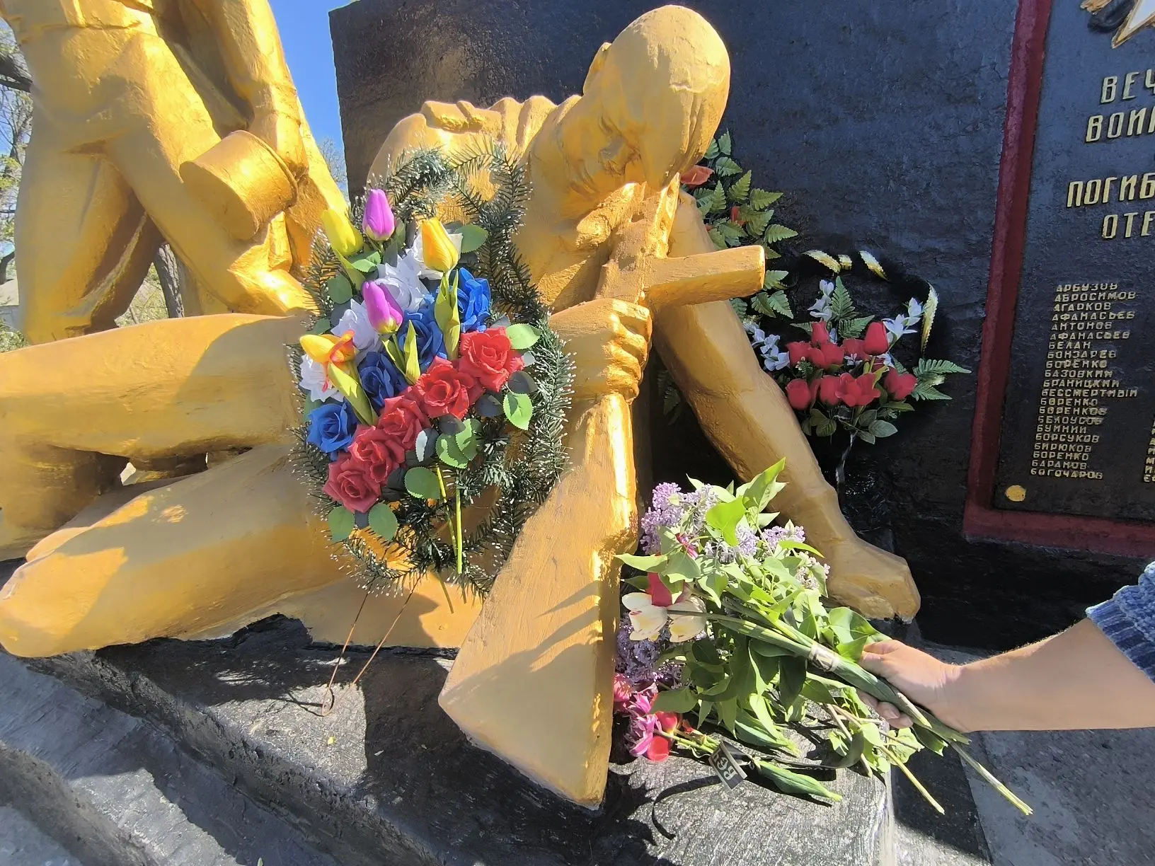 Сотрудники СП МБУ КМЦ «Знаменский СДК» совместно с СБФ №1 почтили память погибших, возложив цветы у 