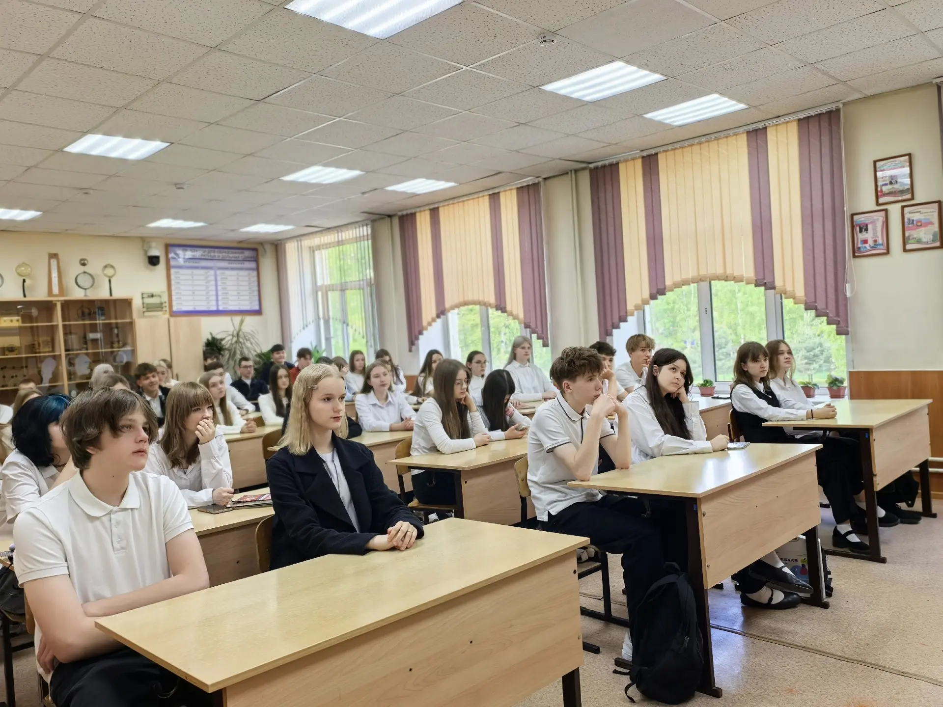 ⭐ Вдохновение для будущих предпринимателей!  🟩 В преддверии Дня предпринимателя  в гости к лицеистам