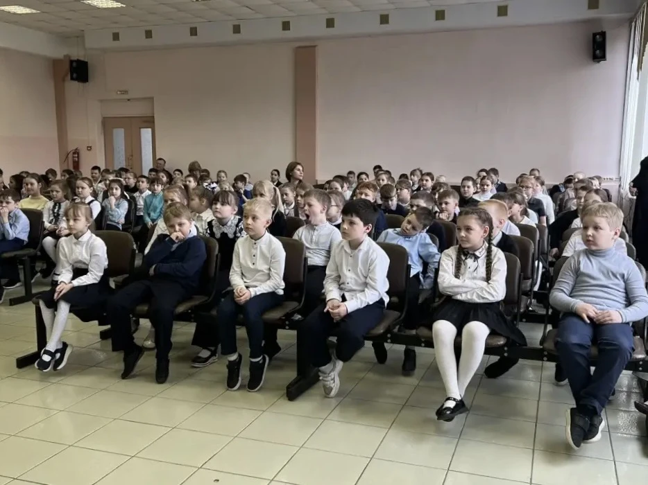 🎶«ГОЛОС ПОБЕДЫ»🪗  ❤️В нашей школе для учащихся младших классов состоялся урок солдатской песни. Меро