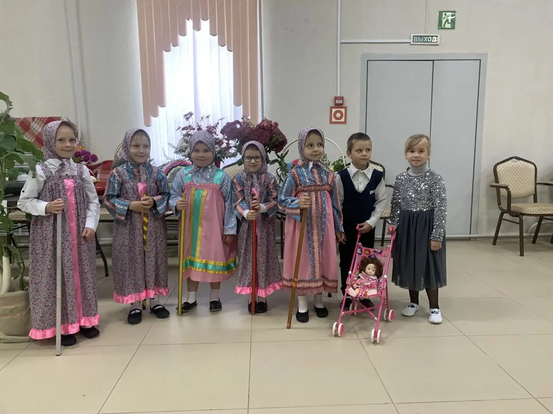 В честь Дня пожилого человека воспитанники старшей и подготовительной группы «Б» вышли ...
