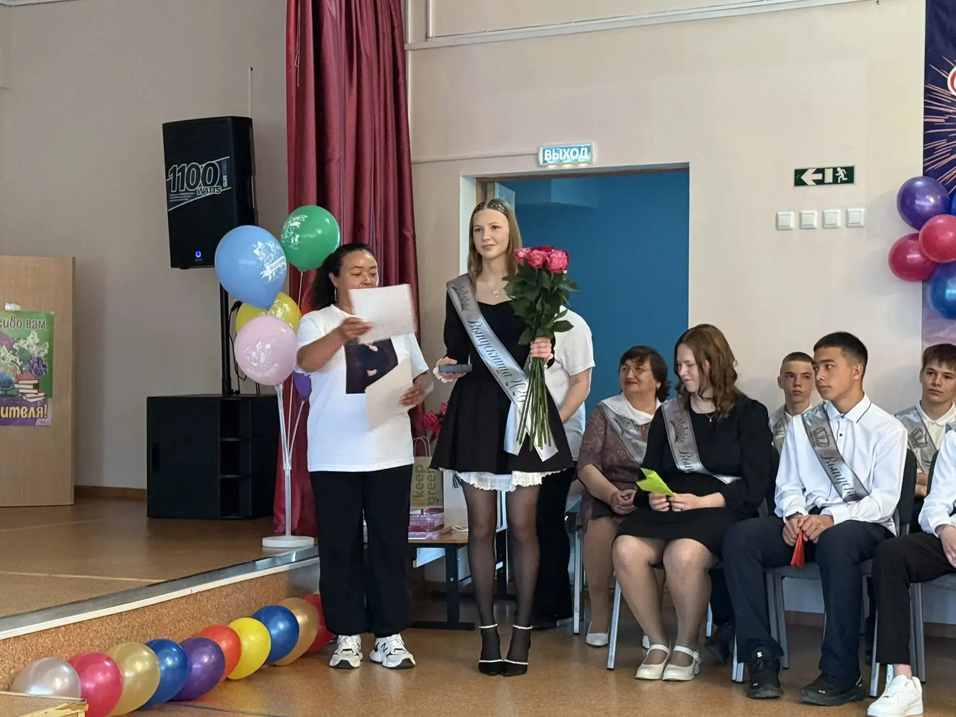 🎓 Последний звонок: в небе — мечты, в сердце — будущее!