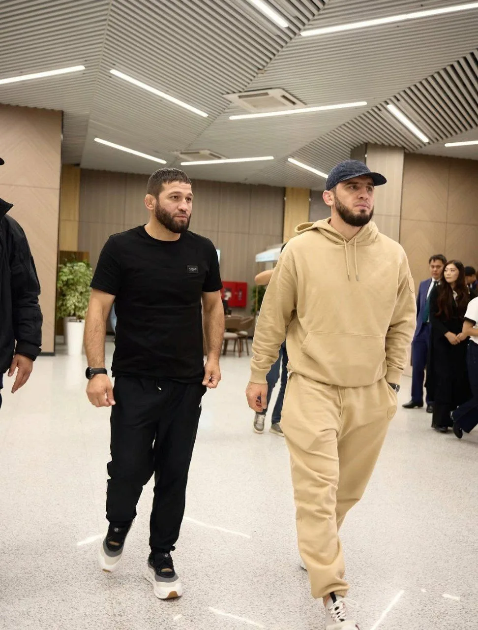 Чемпион UFC Ислам Махачев прилетел в Кыргызстан