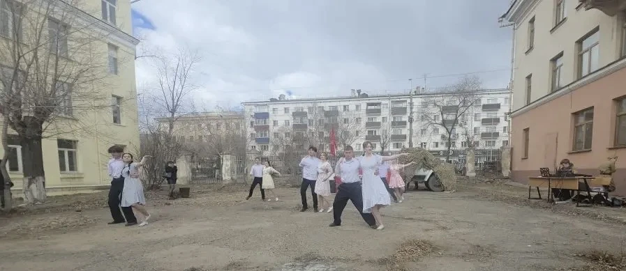 🕊️Ученики нашей школы вместе с педагогами посетили концерт 🎼«Фронтовой бригадный грузовик»от студент