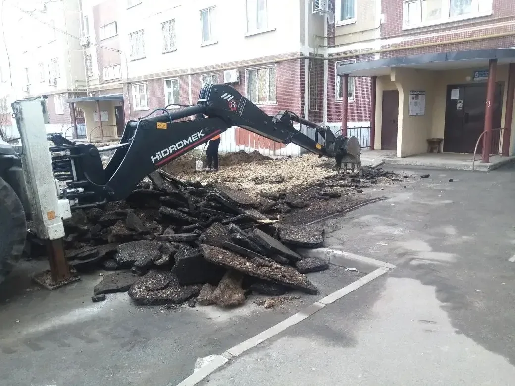 📌 Ведутся работы по благоустройству  по программе "Наш двор" (ул. Меридианная., д. 7, ...