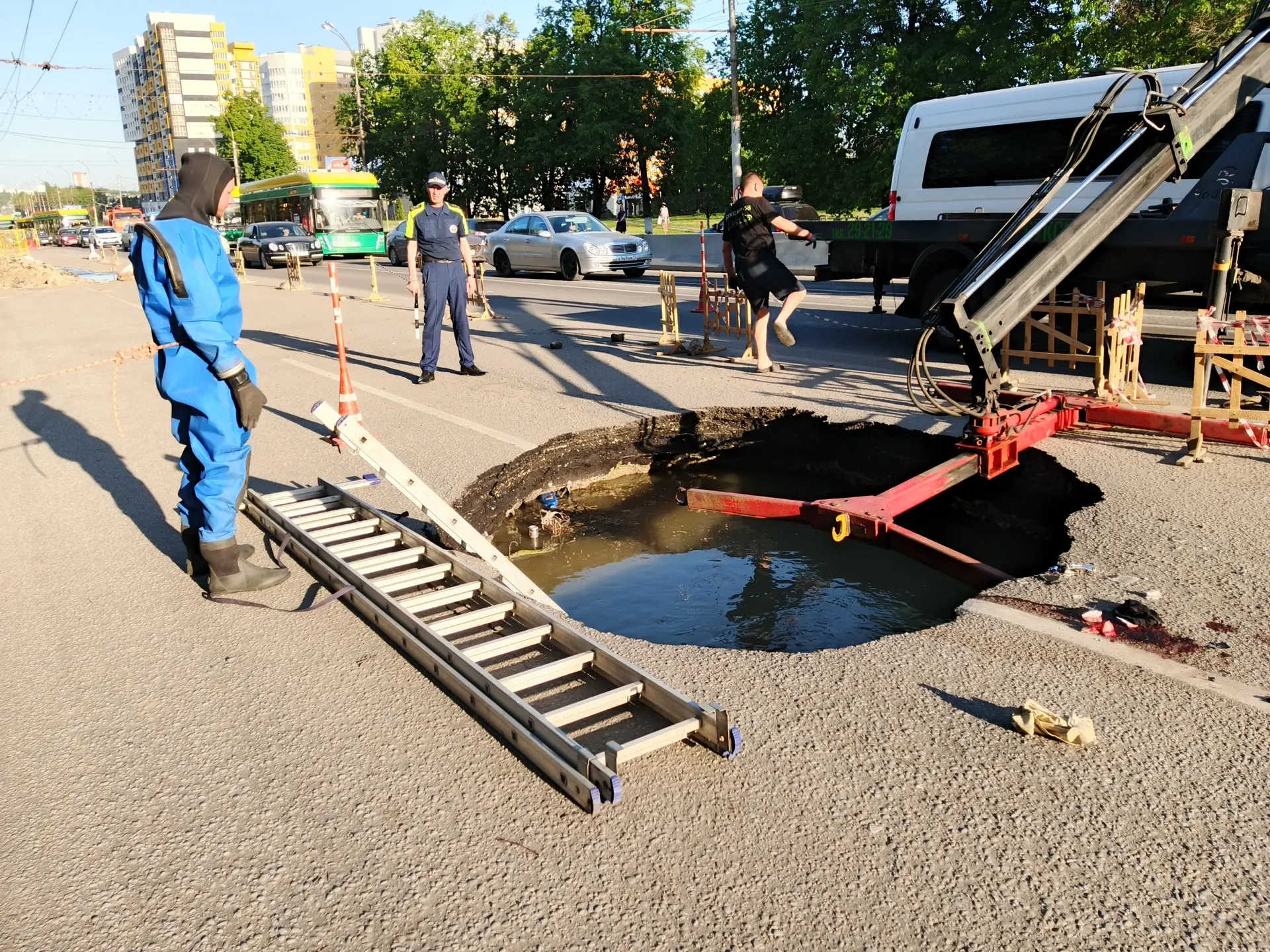 ⚠️ Водолазы МЧС доставали мотоцикл из провала на Проспекте Победы  Необычная спасательная операция р