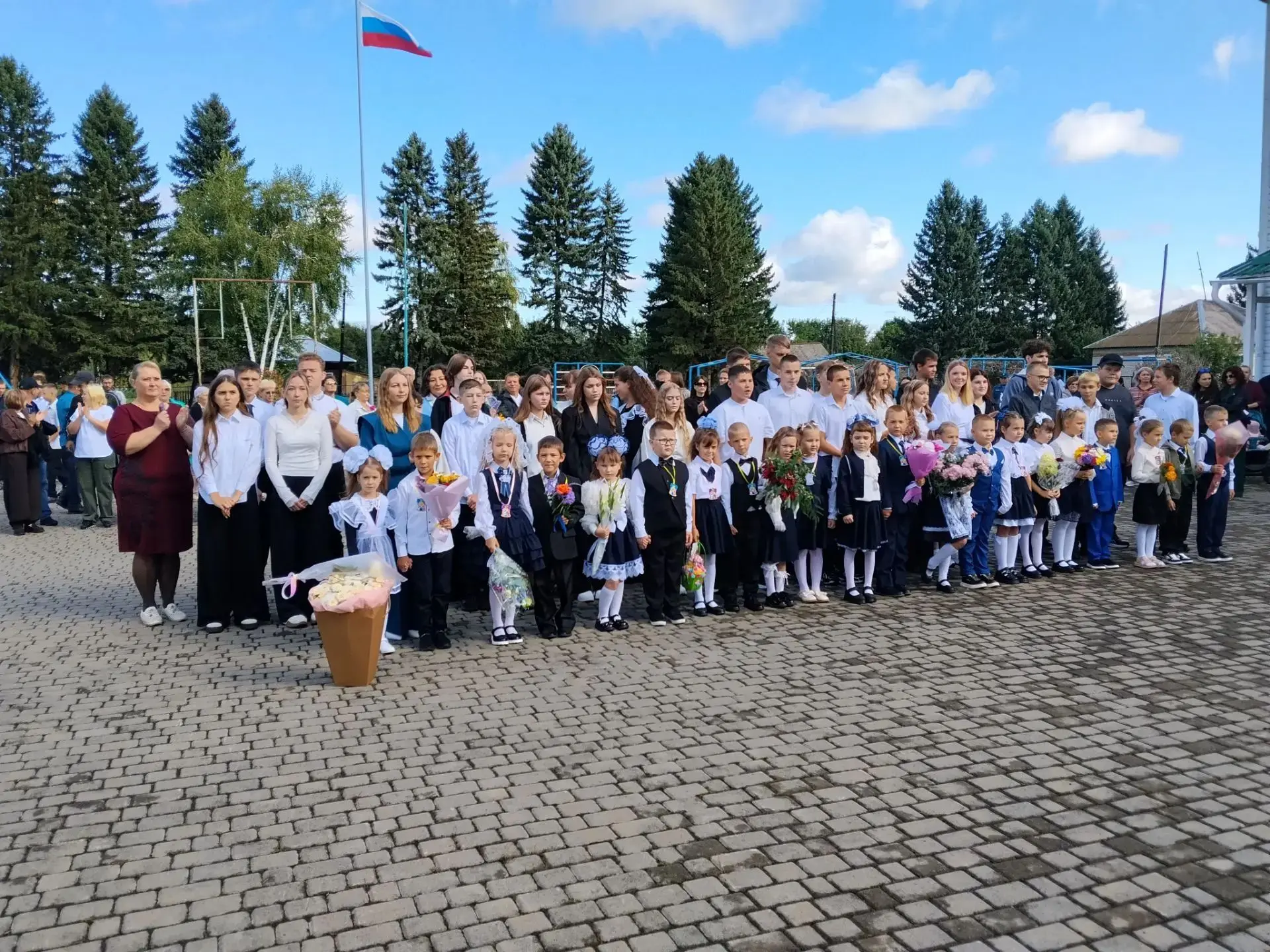 Сегодня 1 СЕНТЯБРЯ в Нижнекаменской СОШ состоялось одно из самых значимых и трогательны...