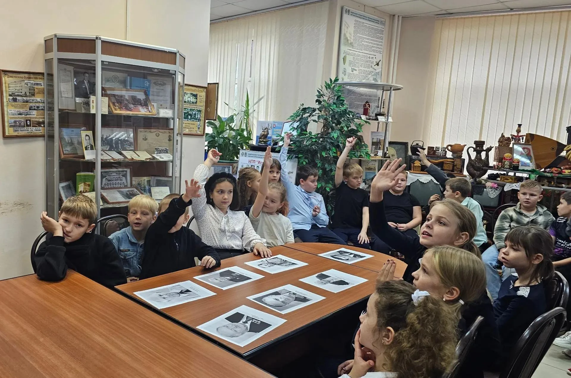 Сегодня в отделе краеведения ЦКиД «Факел» прошёл очередной «живой урок» для фрязинских ...