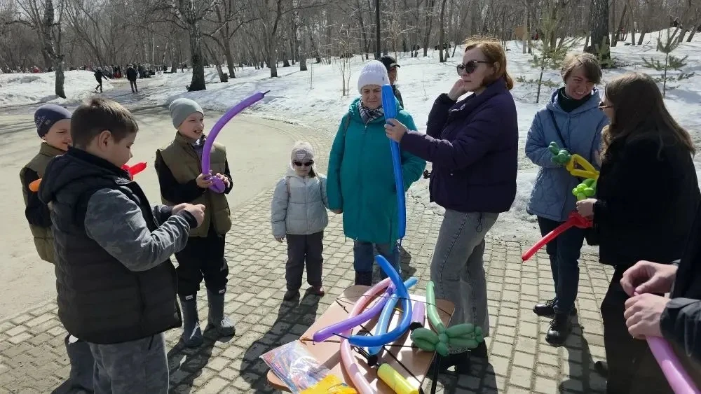🏃‍➡️👮🏻‍♂️В барнаульском парке прошла «Зарядка со стражем порядка»    Полицейские и спортсмены заряди