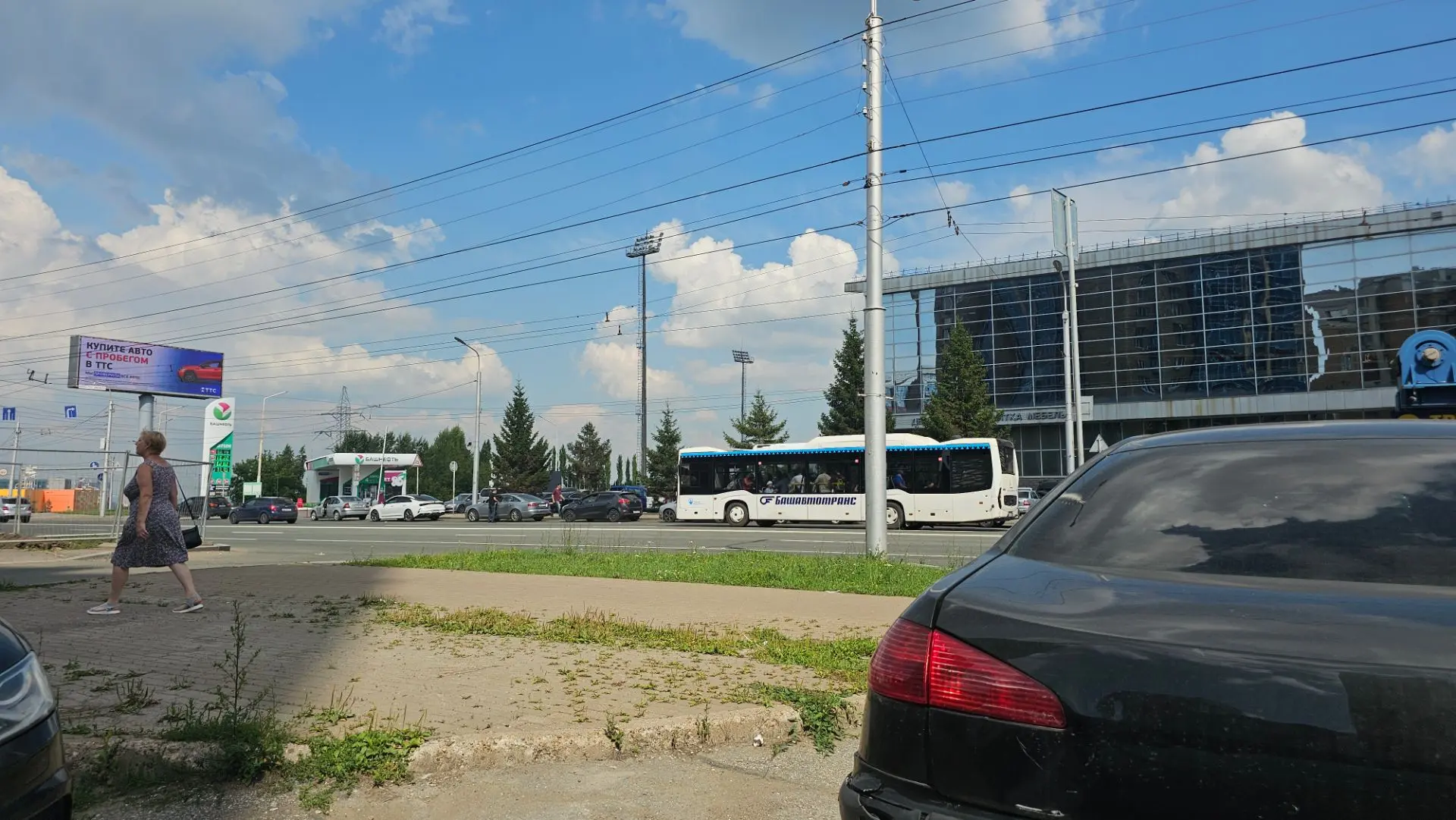 Как и говорил. Закрыта, есть очередь, но вроде бензин принимают.