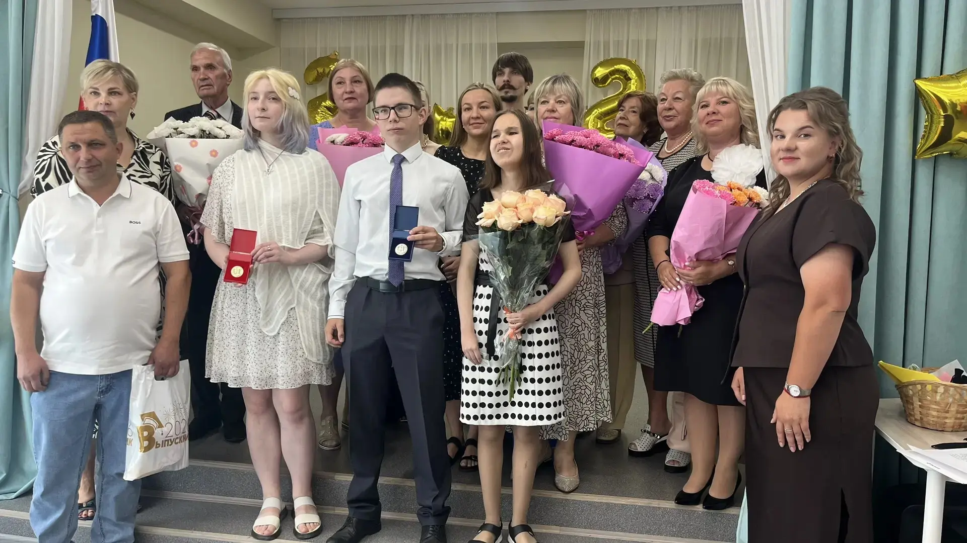 🎓 Наш 12 класс прощается со школой! 🎓

Кажется, только вчера эти ребята пришли к нам совсем юными,