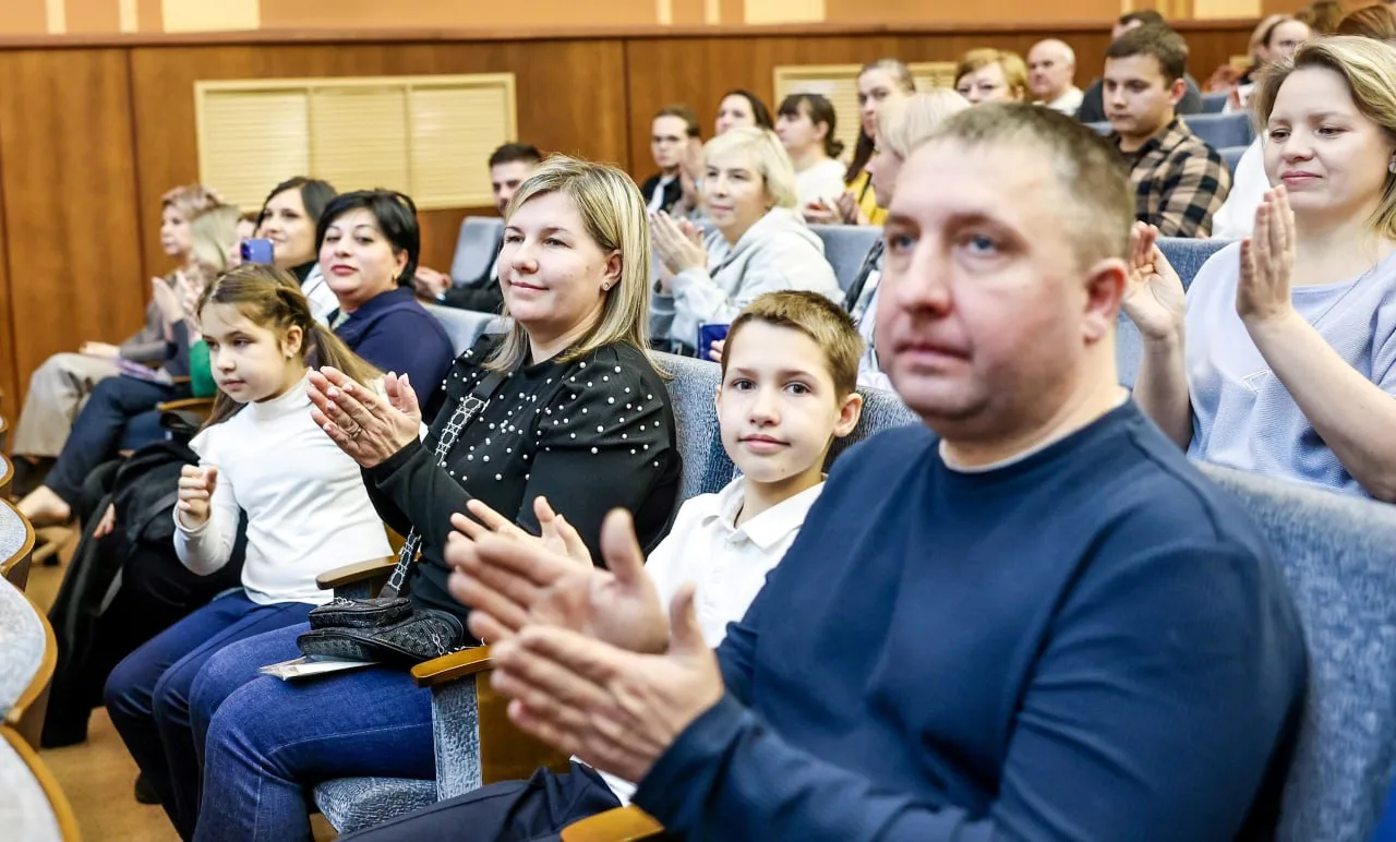 Выполняя почетную миссию, вручил паспорта 14-летним красногорцам: девять юных жителей округа обрели 