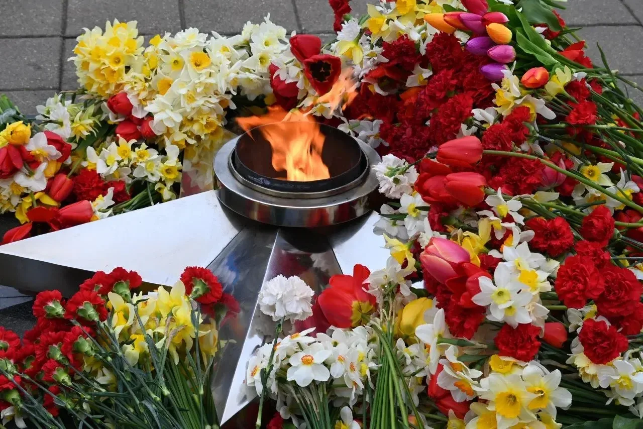 Сегодня, накануне светлого праздника Победы, состоялась торжественная церемония возложения цветов к 