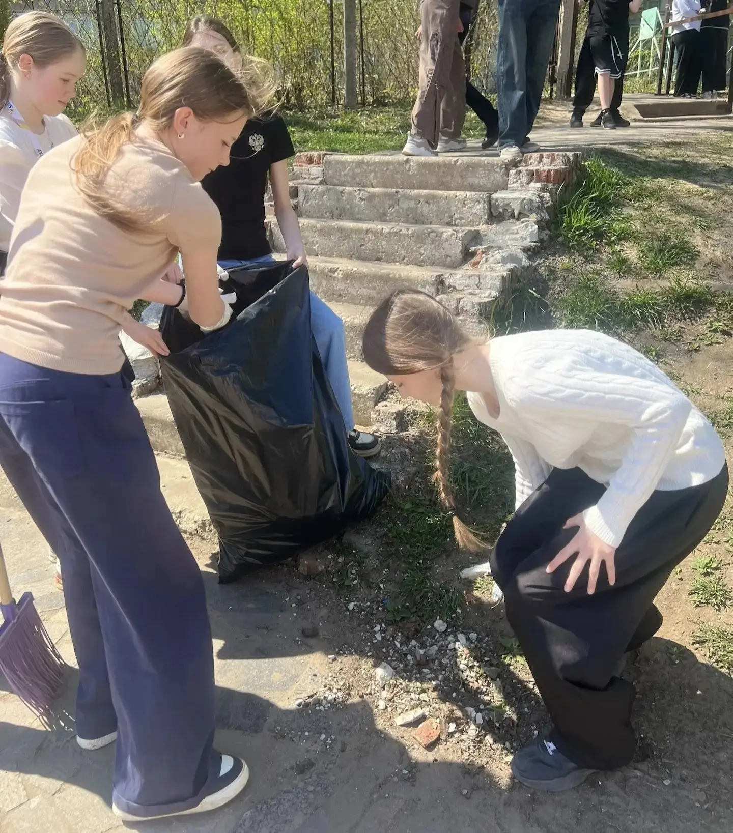 ♻👥МЕСЯЧНИК ПО БЛАГОУСТРОЙСТВУ ГОРОДА. ОБЩЕШКОЛЬНЫЙ СУББОТНИК👥♻  5 мая 2026 года учащиеся и педагоги 
