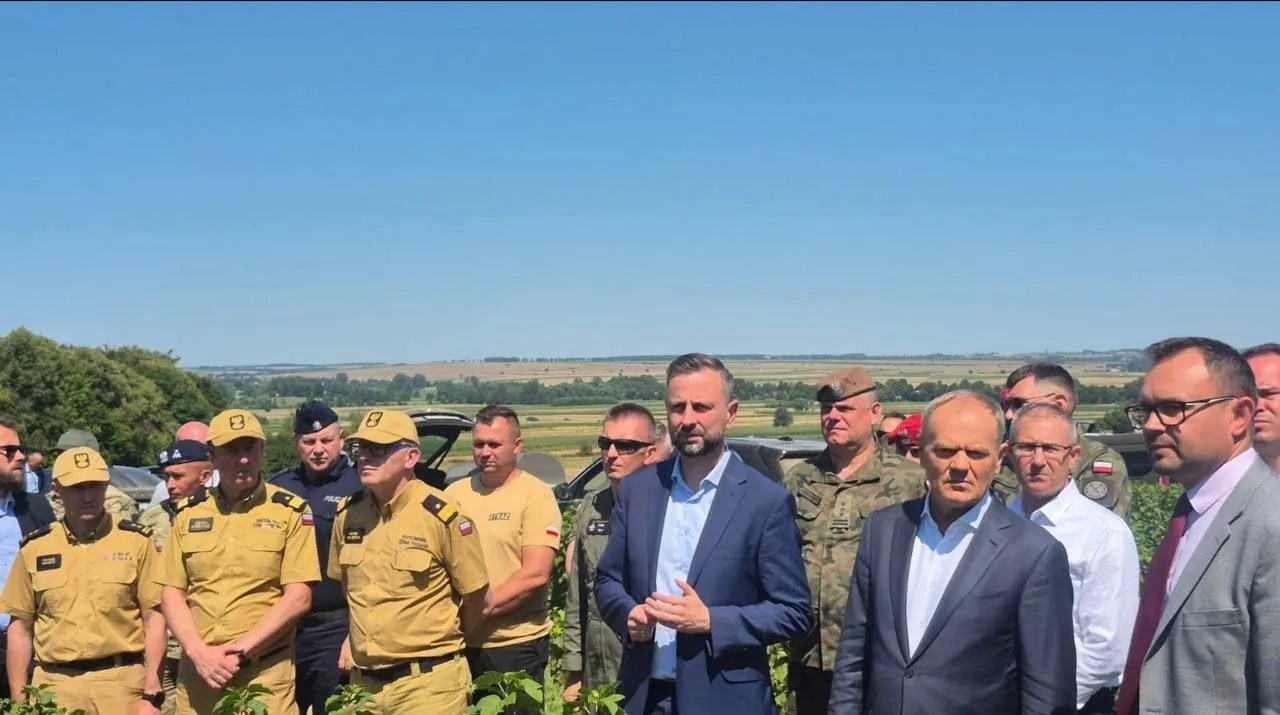В чистом поле взорвалась ракета, Туск собрал консилиум, вы ребята точно готовы воевать с Россией? 😂