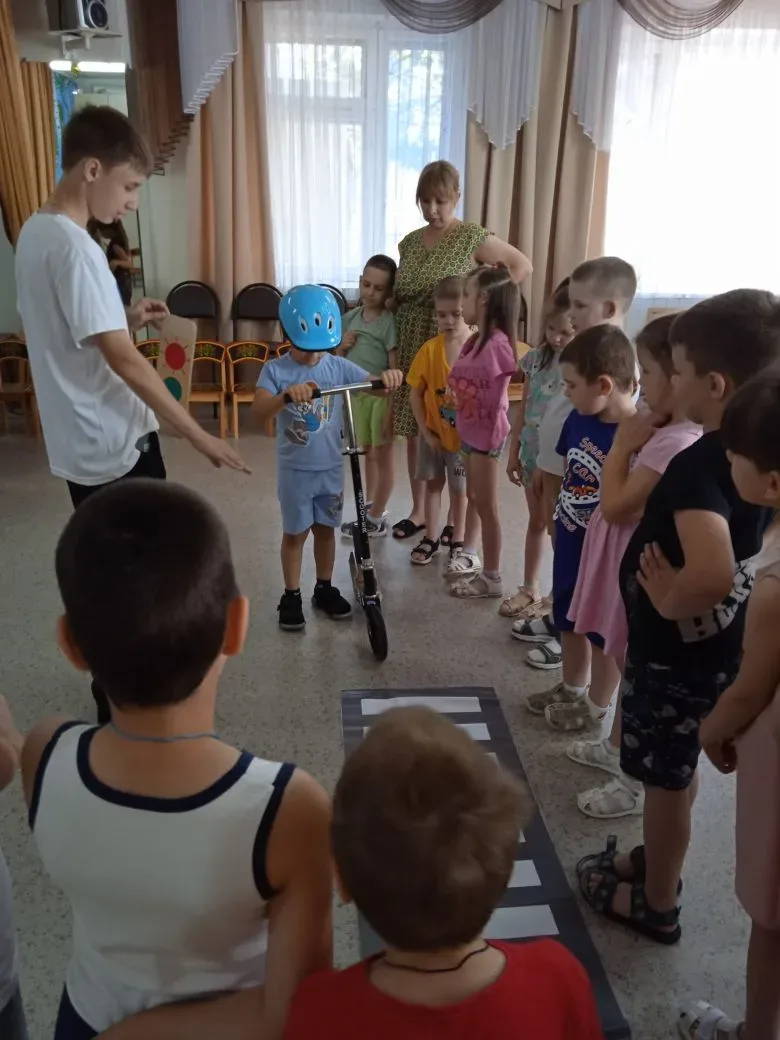 🚦 Уроки безопасности на дороге: встреча с Госавтоинспекцией и отрядом ЮИД!
В нашем детском саду про