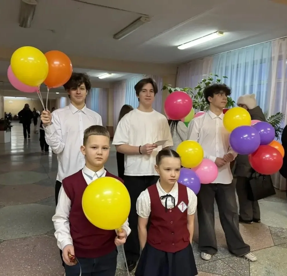 Утро пятницы в нашей школе началось не с привычной учебной рутины, а с улыбок🤗 Наши замечательные уч