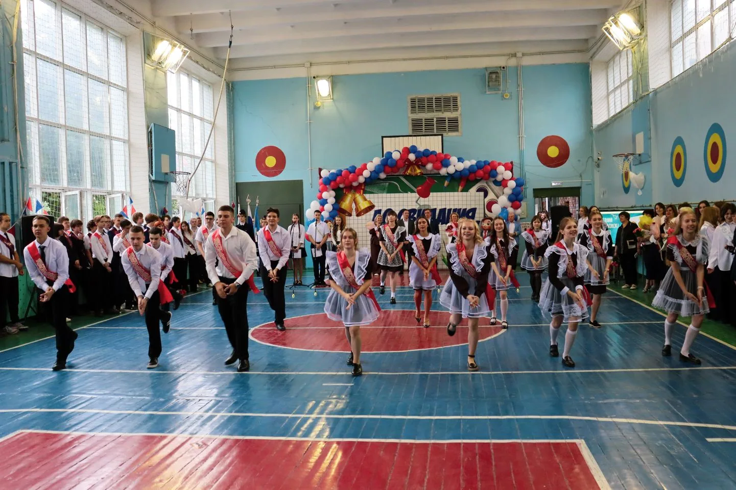 Последний звонок: точка, с которой начинается лето! 🔔☀️  Сегодня в нашей школе прошли торжественные 