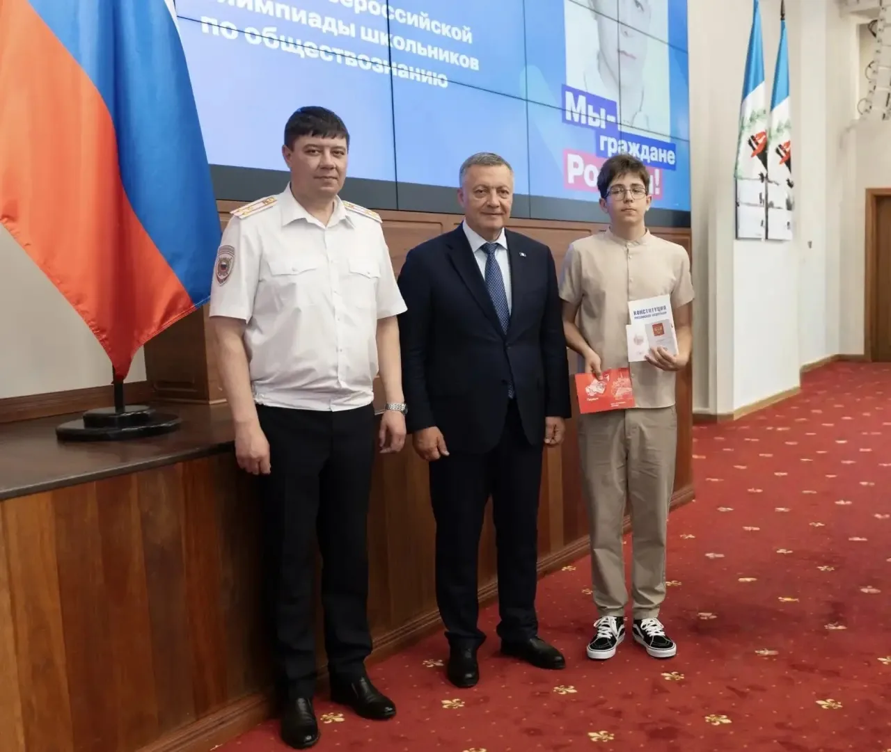 🇷🇺 В День России лучшие школьники Приангарья получили первые паспорта!

Торжественная церемония пр