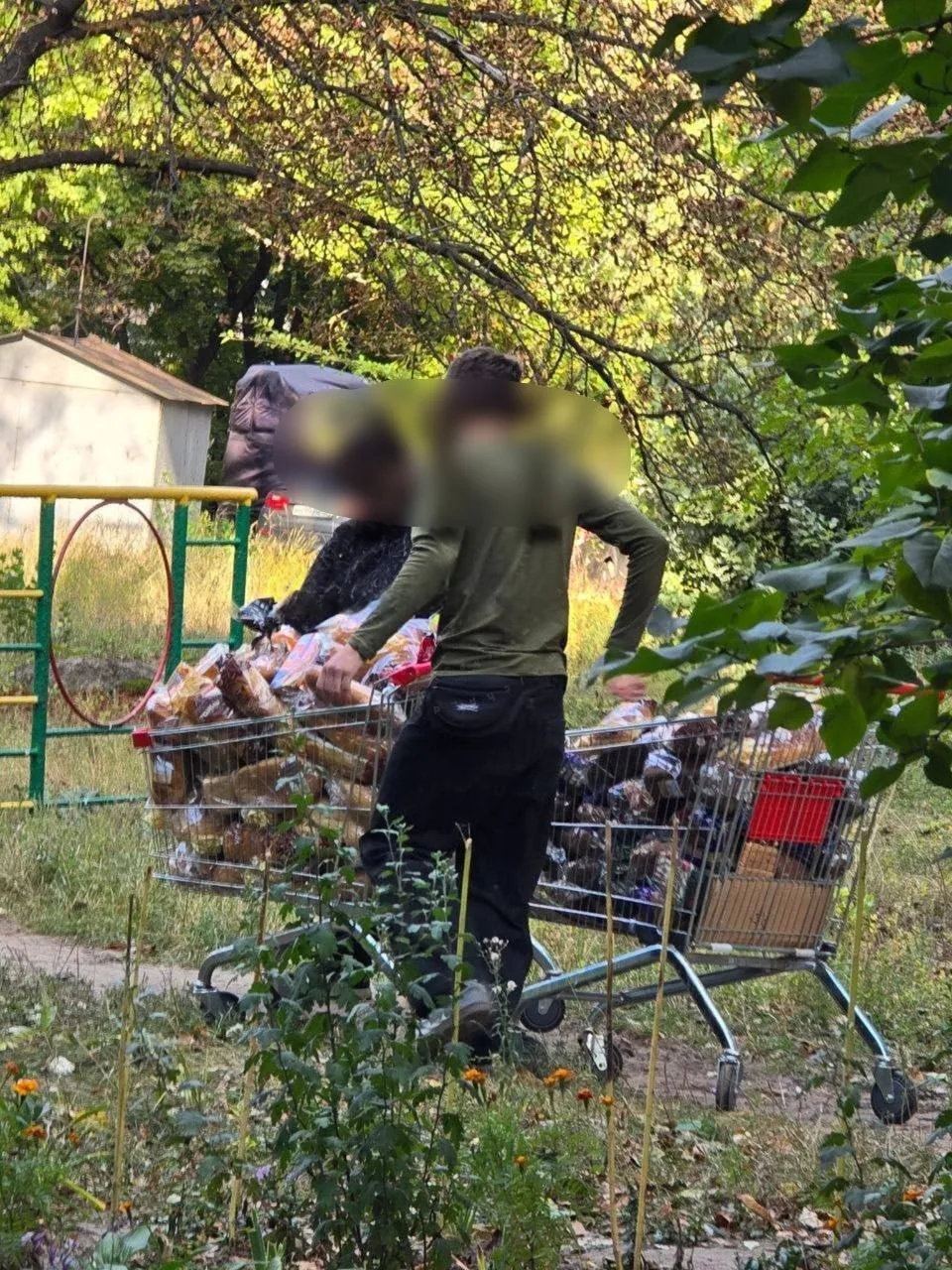 🤨 Сообщают, что сотрудники "MOLOKO" на пр. Партизанском выбрасывают хлеб на улицу