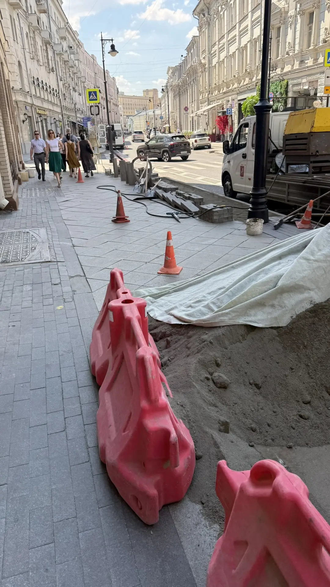 В Москве меняют плитку на последнюю коллекцию. Да, мы москвичи оху€ли и что?
Покажите западным пиндо