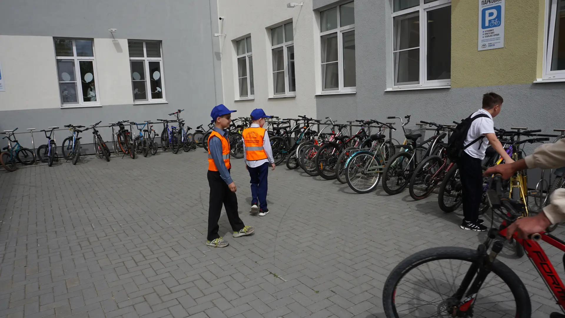 🚦 Внимание, водители двух колёс! Рейд ЮИД прошёл на «отлично»! 🛴  Сегодня в нашей школе прошёл необы