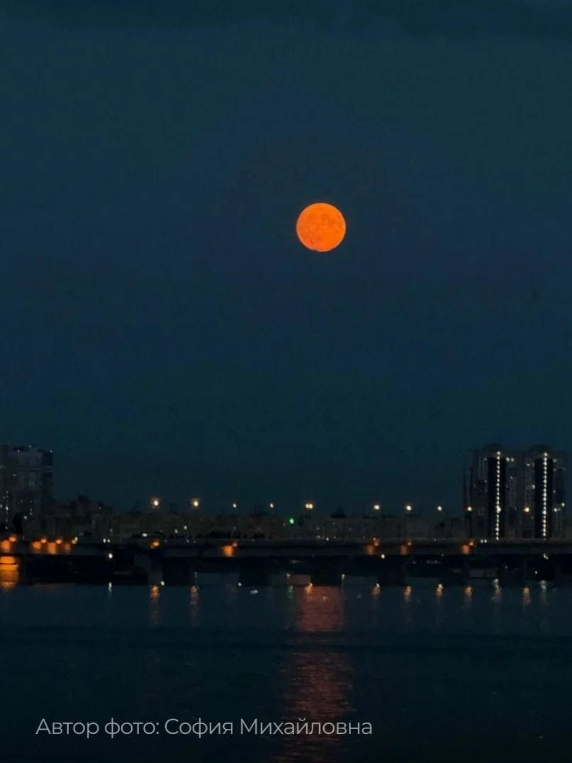 😍Невероятной красоты луна взошла над Саратовом 
 
Сегодня ночью небо подарило жителям удивительное 