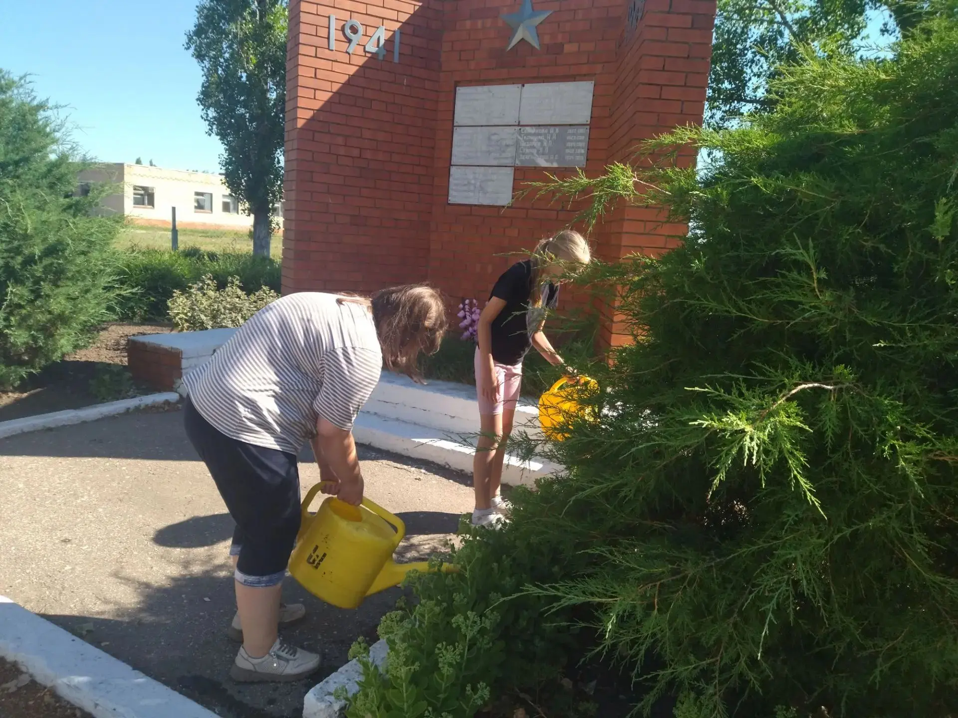 ☀️ Лето — время не только для отдыха, но и для добрых дел! ☀️

Наша летняя трудовая практика продолж