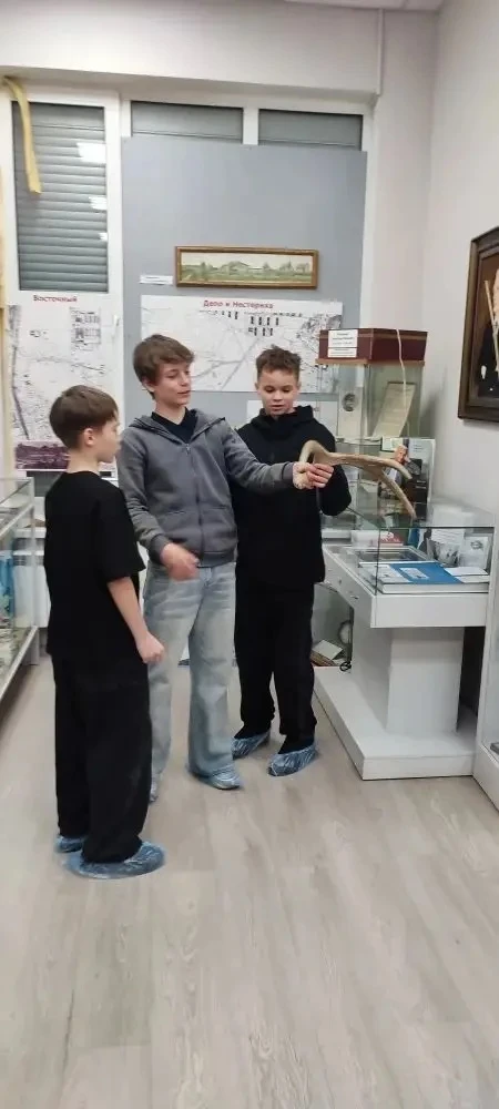 9 апреля учащиеся 7 В класса посетили Музей города, где ребятам рассказывали о микрорайонах Лобни и 