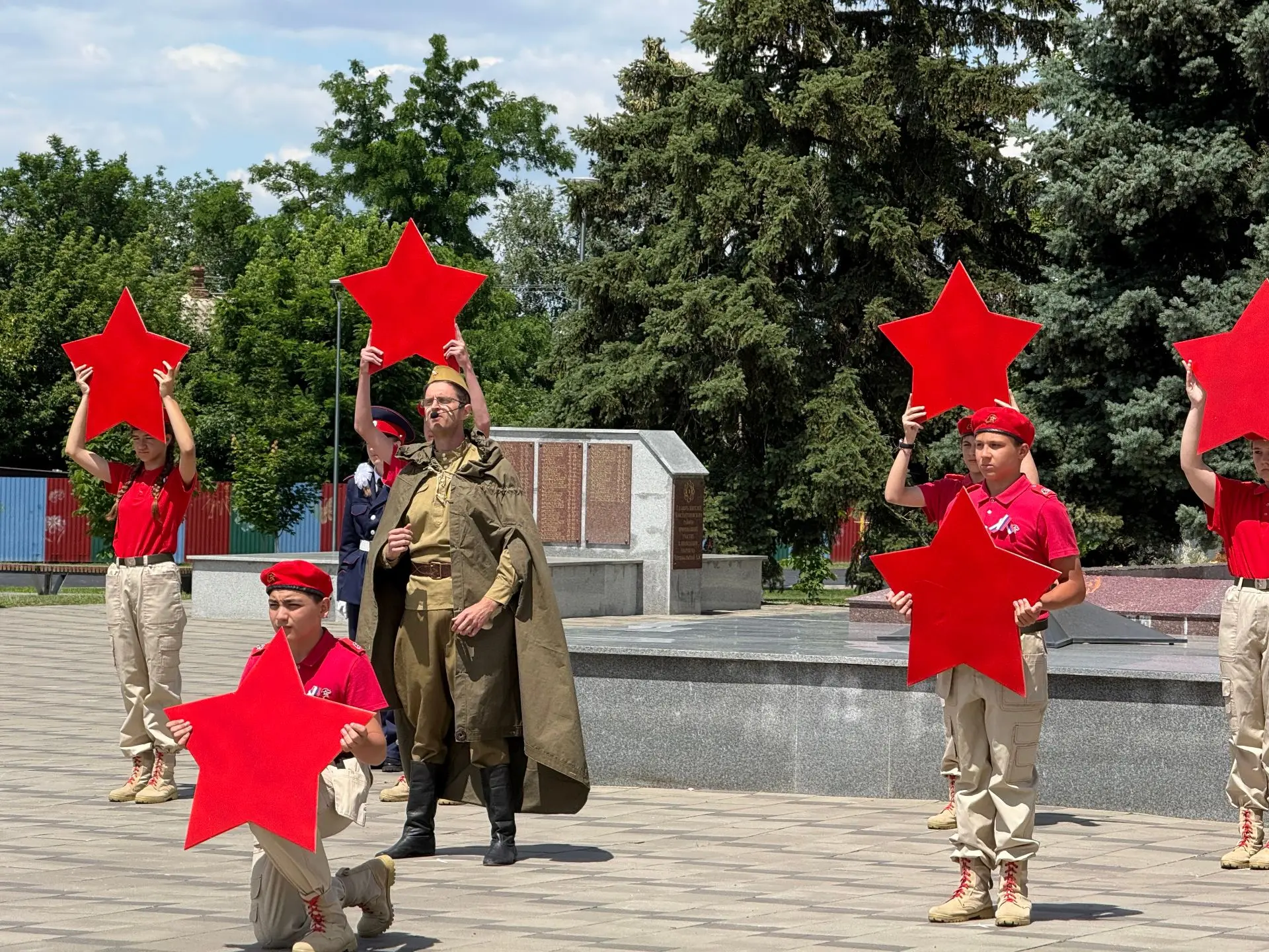 🕊22 июня — Дня памяти и скорби – отряд юнармейцев «Патриот» МБОУ СОШ № 2 принял участие в митинге у