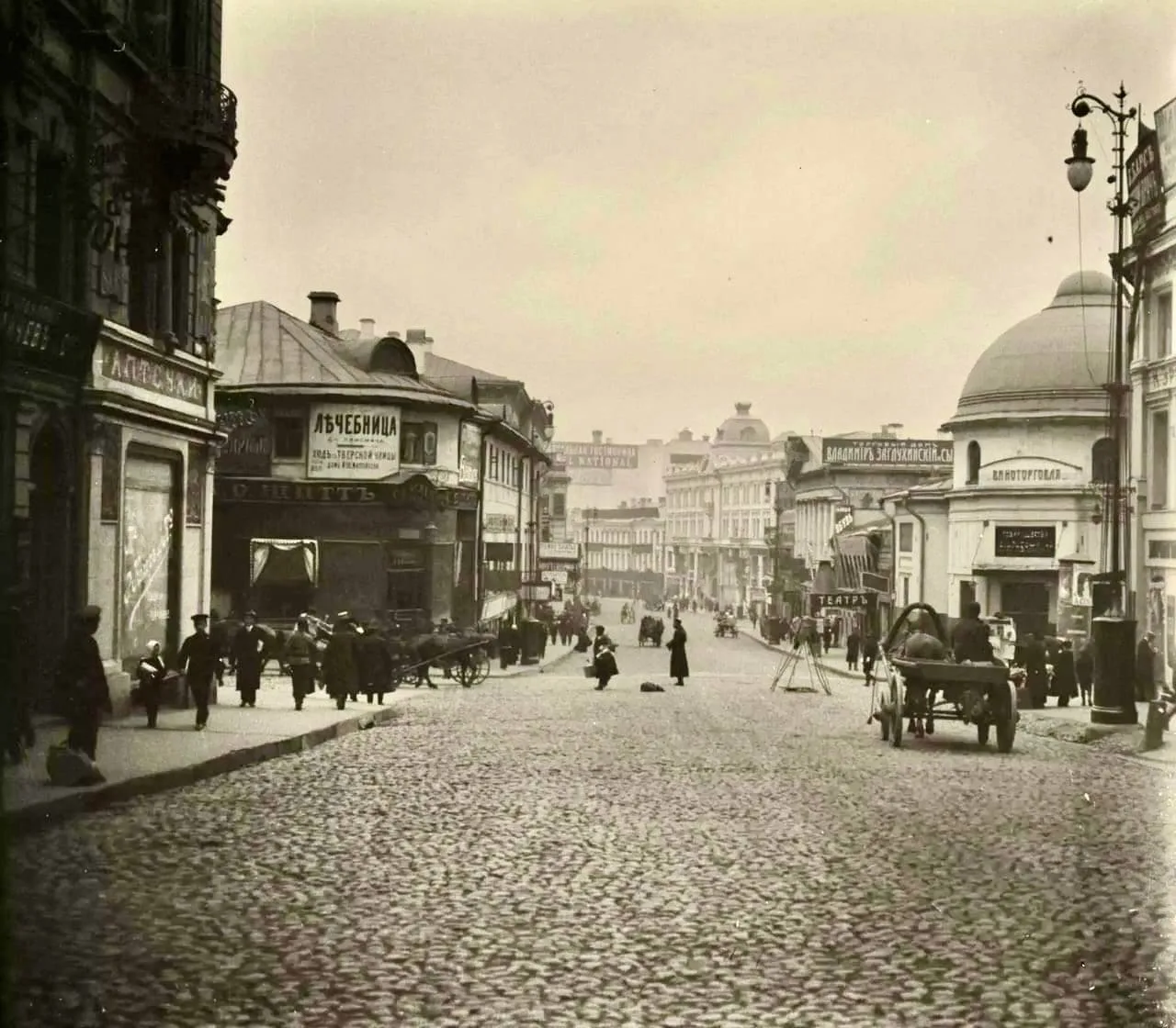Тверская улица, вид от Газетного переулка к Охотному ряду, 1913