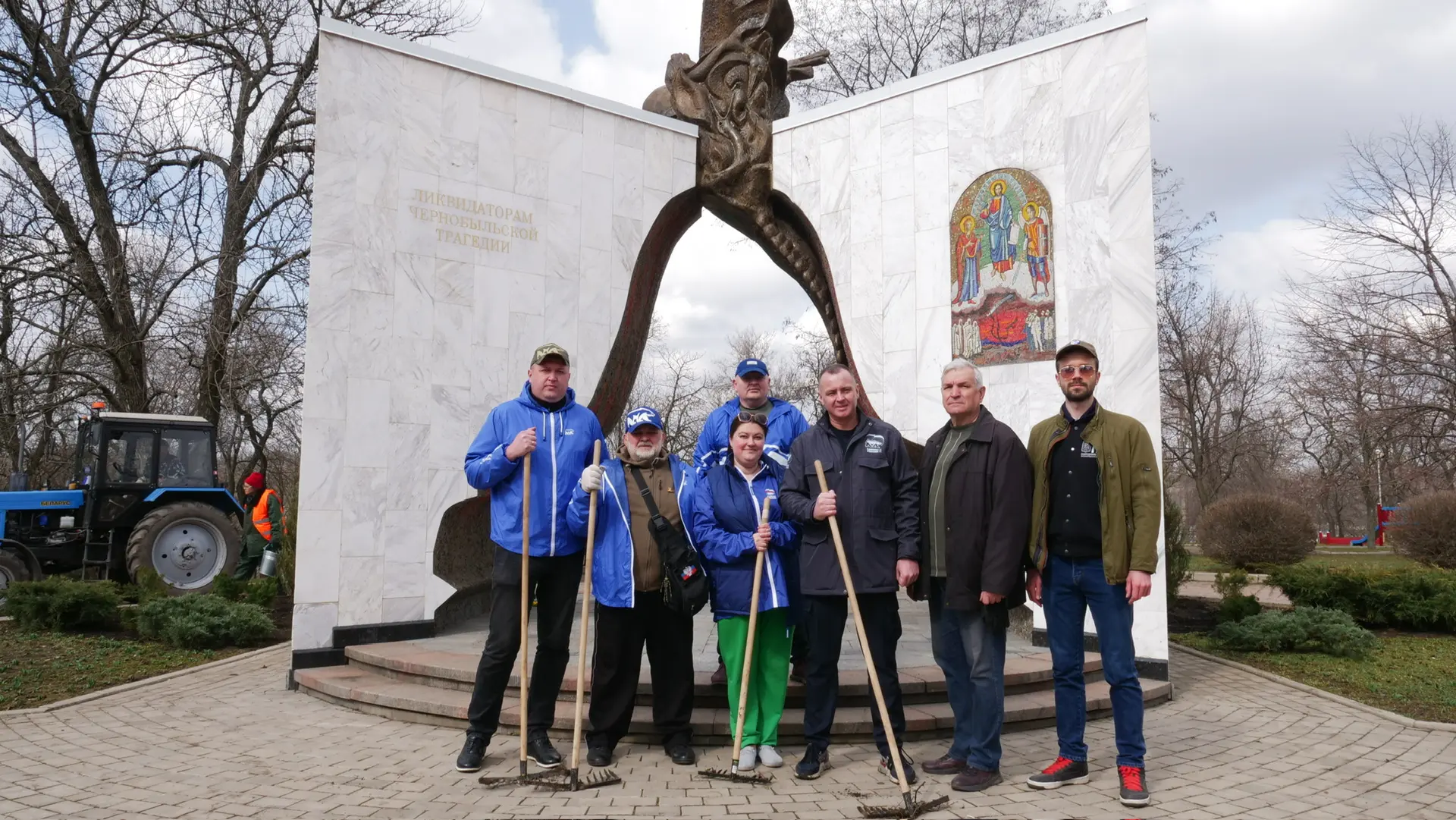 🧹Вместе с депутатами Народного Совета ДНР, активистами Партии "Единая Россия" и сотруд...