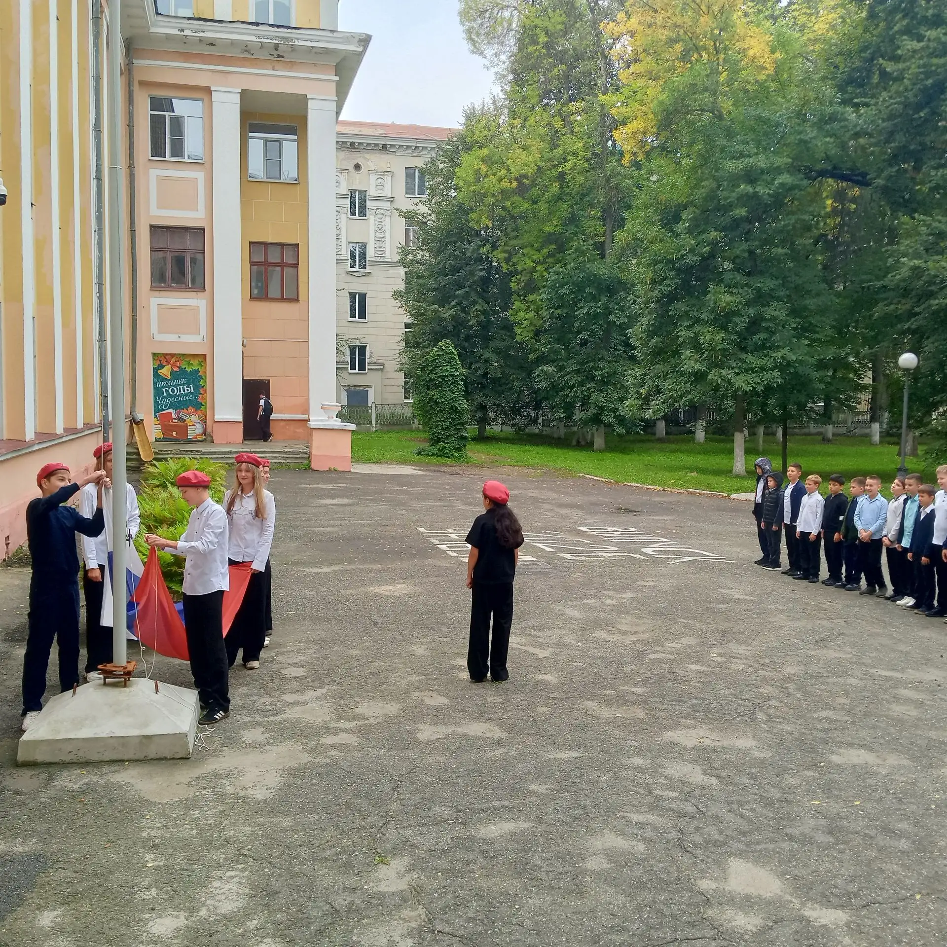 ПОДНЯТИЕ ФЛАГА РОССИЙСКОЙ ФЕДЕРАЦИИ