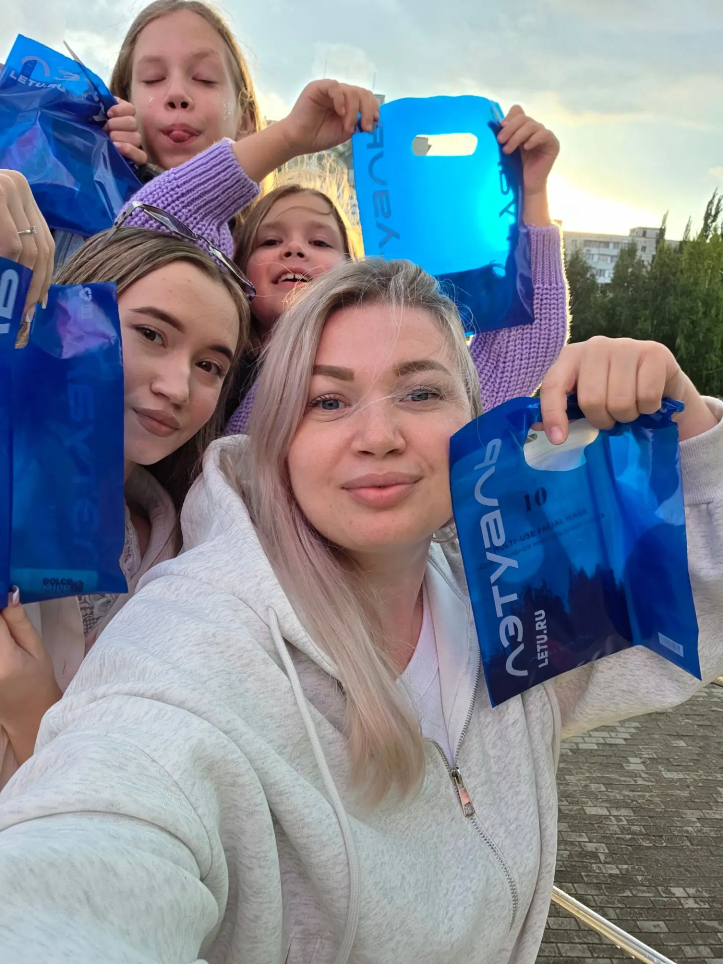 Счастливые мы💙