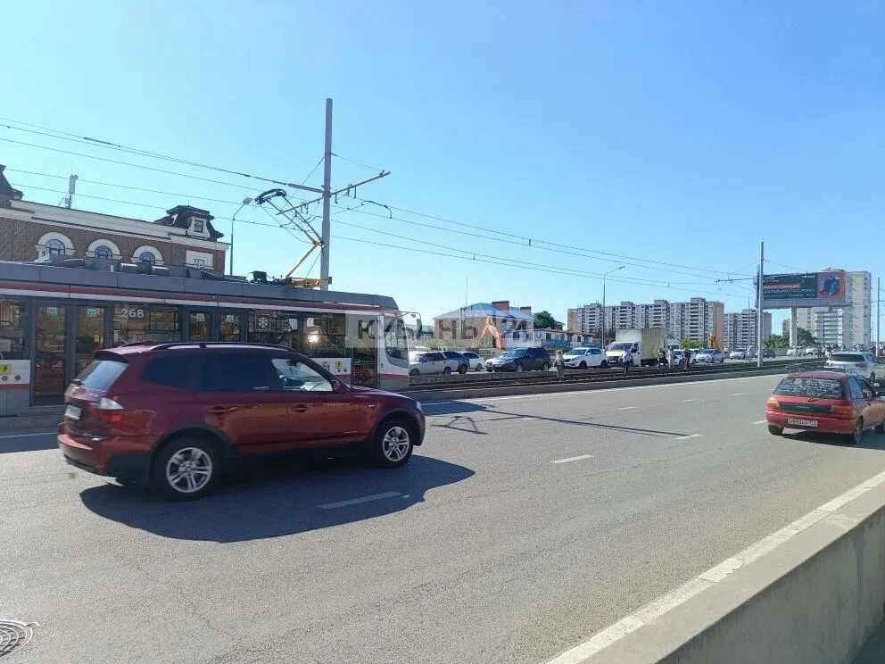 🚃 Трамваи встали по обе стороны от Садового моста в Краснодаре. 

Это случилось из-за того, что в к