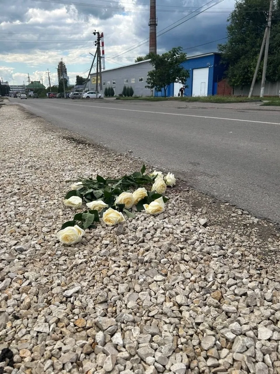 На месте смертельного ДТП в Борисоглебске появились цветы