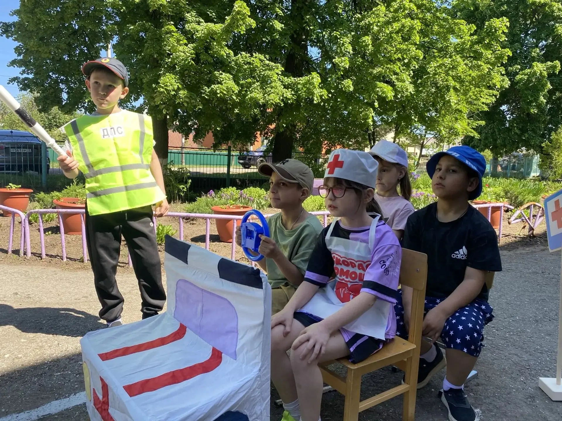 🚦🚔🚑Ситуативные игры по ПДД  на площадке  дорожного движения помогают детям в игровой форме закреп