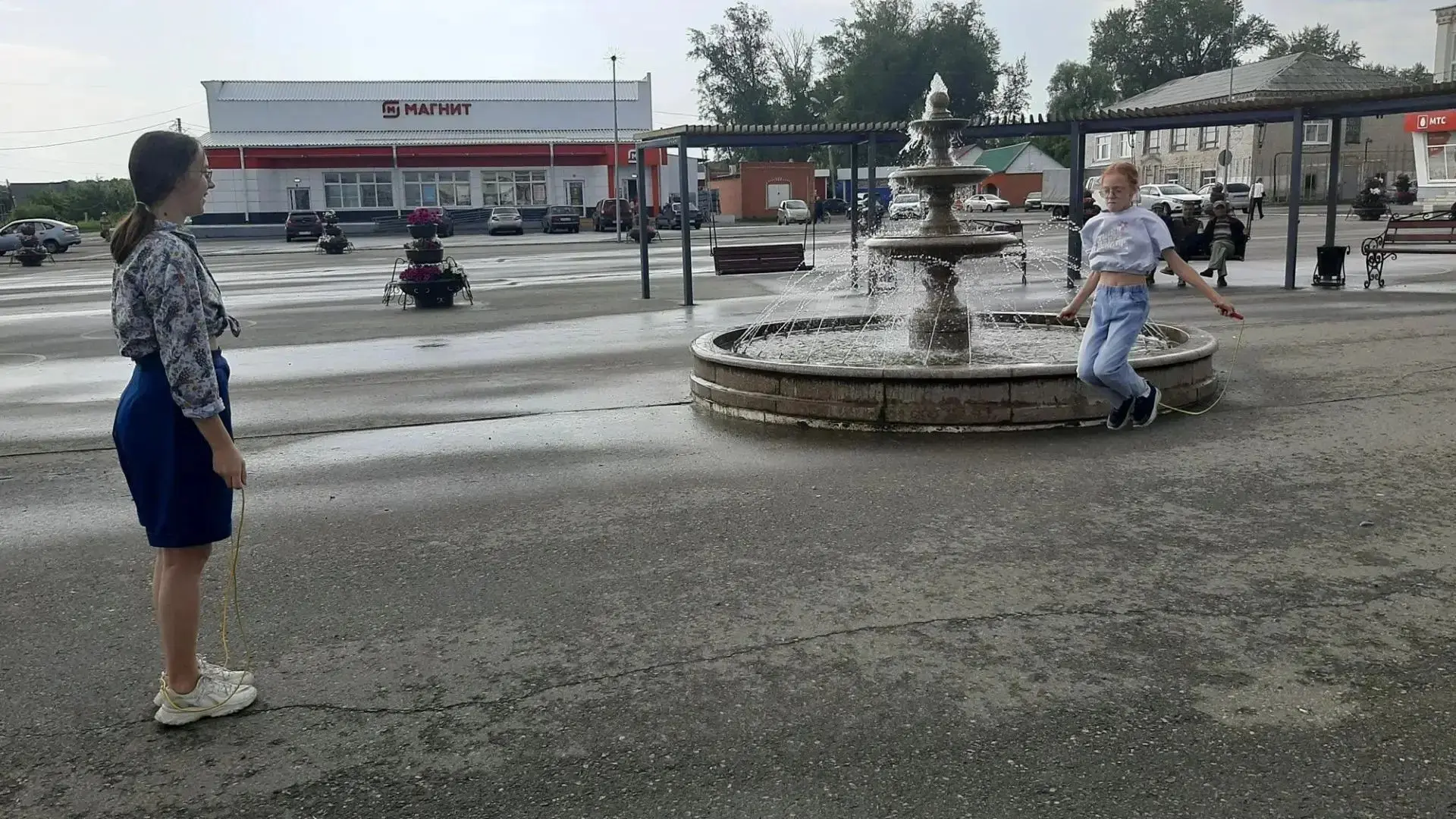 Сегодня днем Шатровская детская библиотека десантировалась на центральную площадь у фонтана с игрово