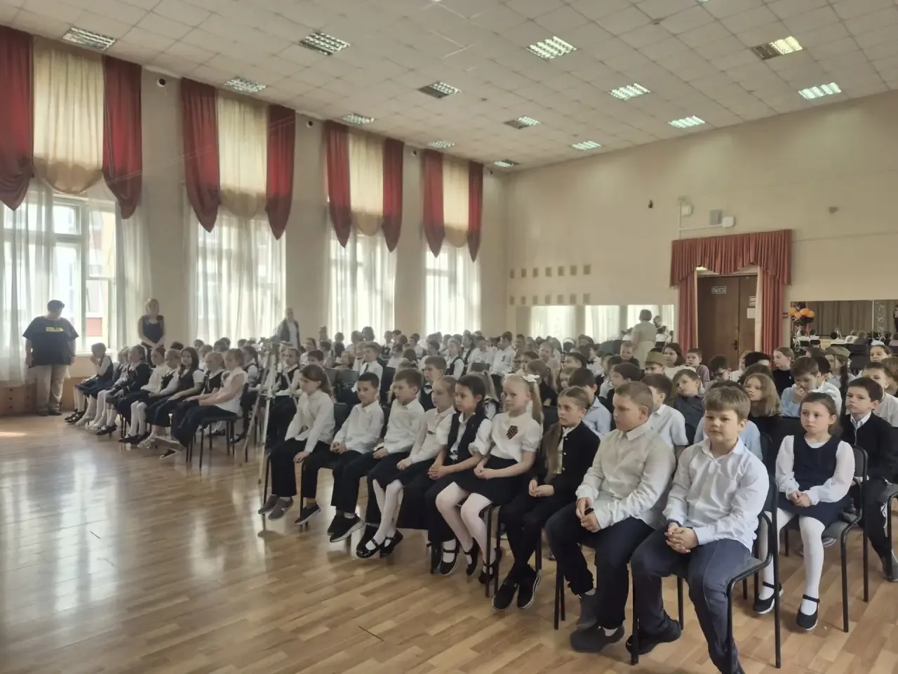💢 Краски Победы  🔹 В школьном здании №2 ученики 3 «Д» класса провели литературно-музыкальную компози