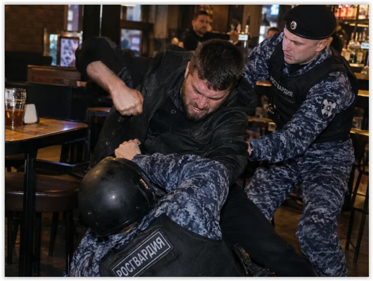 Пьяный липчанин пытался задушить сотрудника Росгвардии хлястиком каски