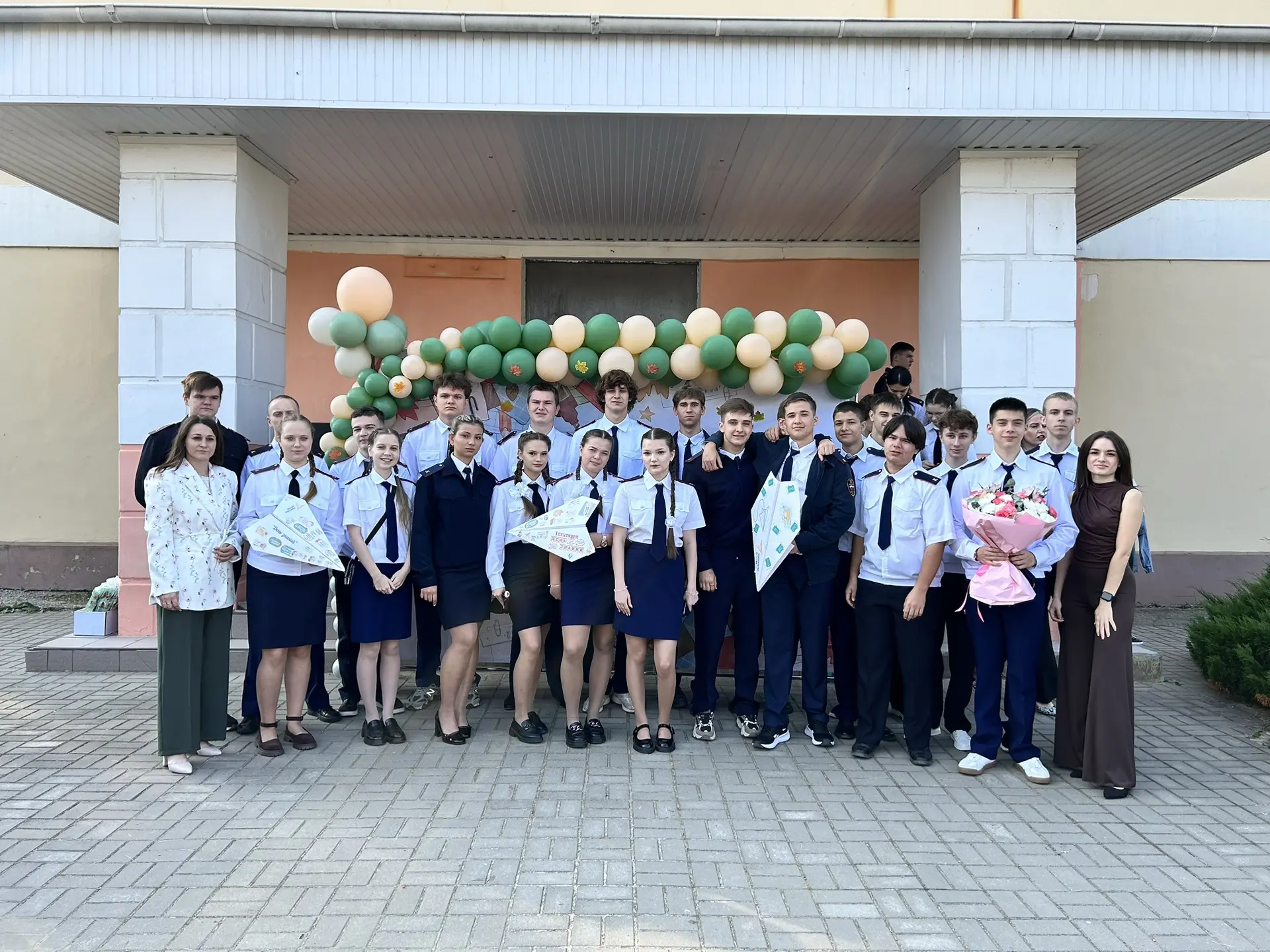В нашей школе прошла праздничная линейка, посвящённая Дню знаний! 🎓✨