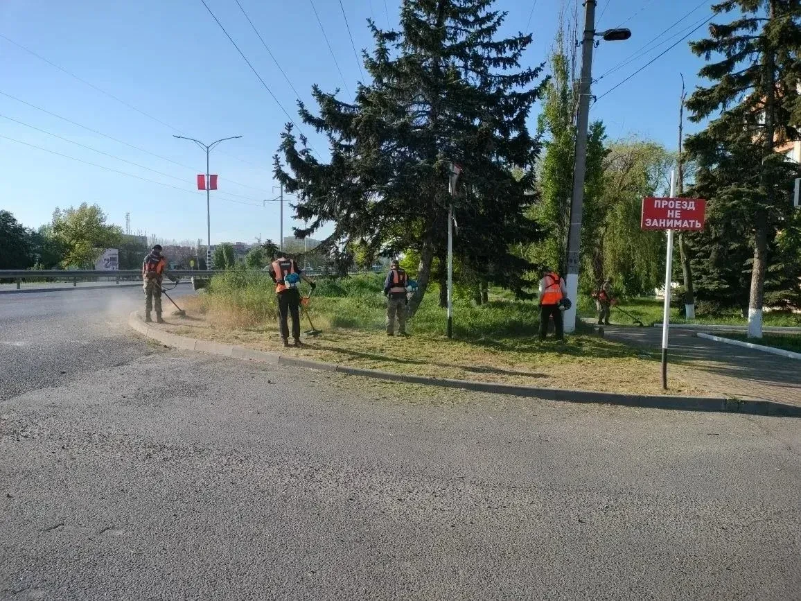 ⚡️В Ейске продолжается уборка приконтейнерных площадок и покос травы  Также убирают от мусора общест