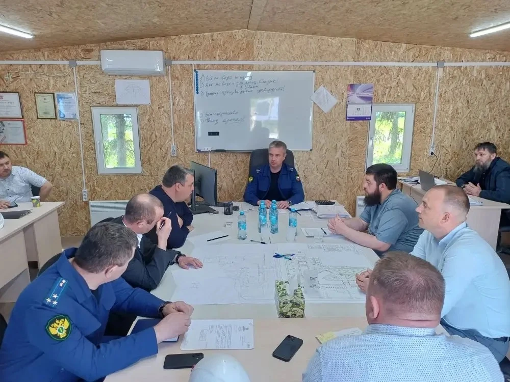Под председательством заместителя прокурора Омской области проведено совещание на строительной площа