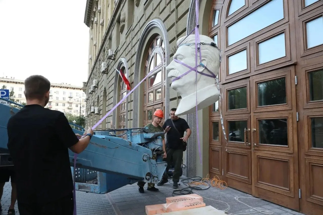 В Волгограде на здание медуниверситета вернули барельеф Сталина