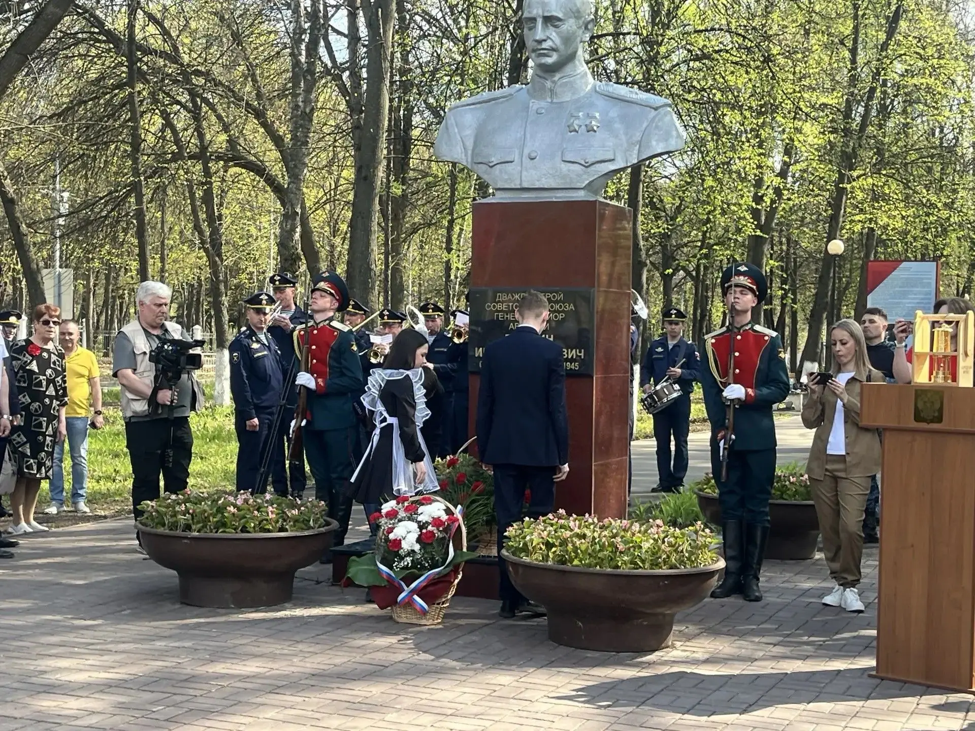🕊️ Пока мы помним — герои живы Сегодня ученики 9Е класса вместе с классным руководителем Васильевой 
